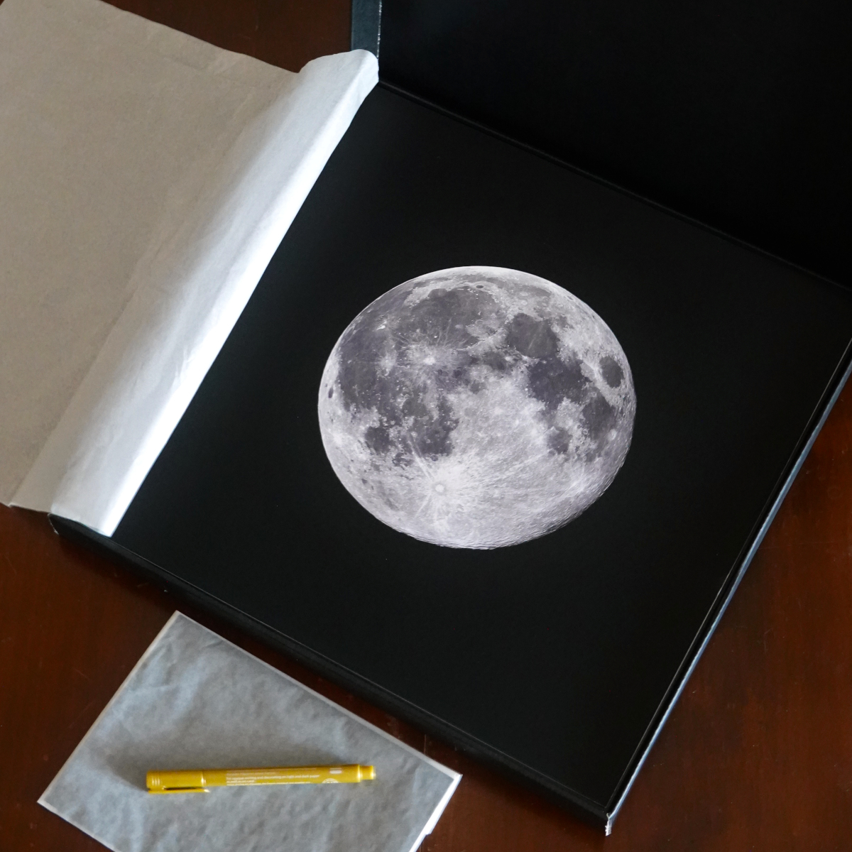 La stampa fine art della Luna nella sua confezione regalo