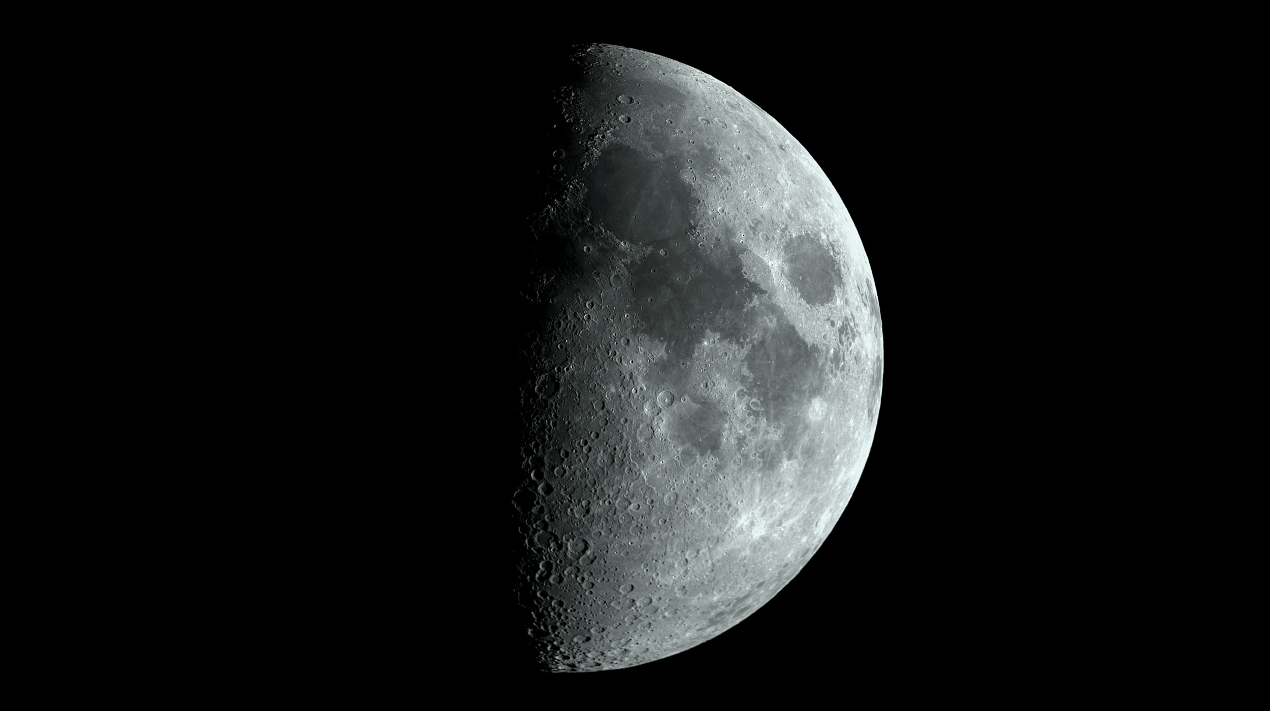 La Luna fotografata al telescopio